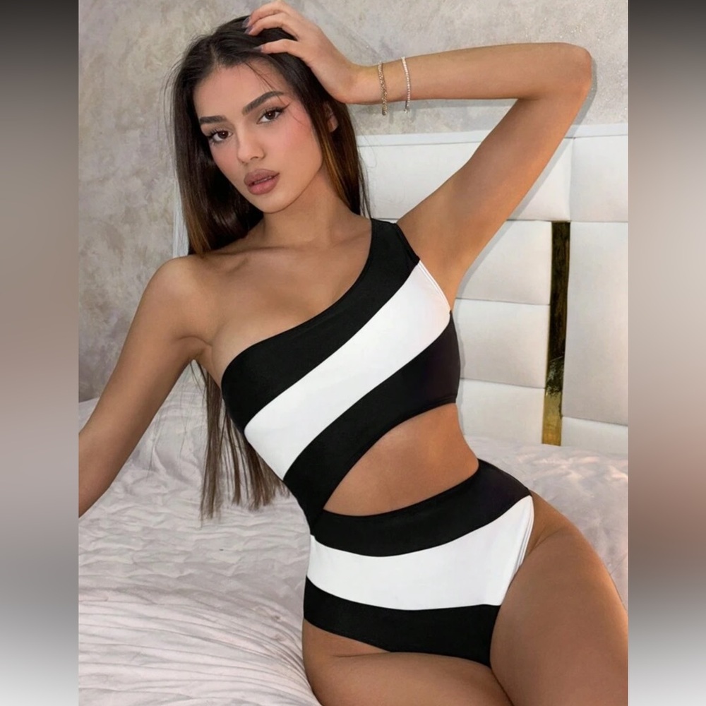 Chic One-Shoulder Striped Swimsuit